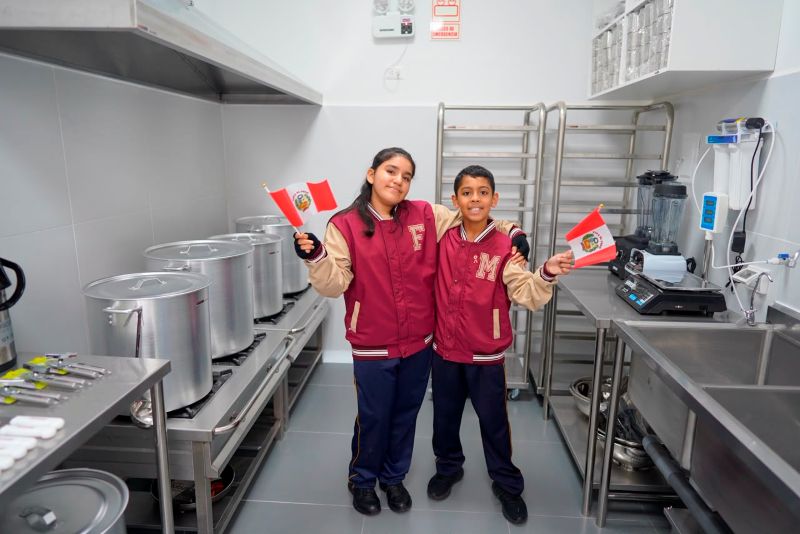 Más de 146 000 escolares se benefician con la entrega de cocinas mejoradas y almacenes en colegios públicos