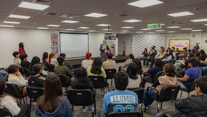 Atleta paralímpica motiva a becarios: “Nunca tengan miedo de soñar en grande”