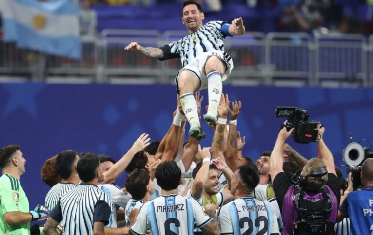 Argentina avanza a cuartos del Mundial al ganar 3-2 a Egipto tras una memorable remontada