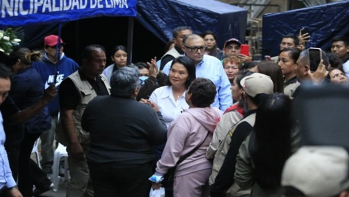 Keiko Fujimori visita a familias afectadas por incendio que dejó 10 fallecidos en La Victoria