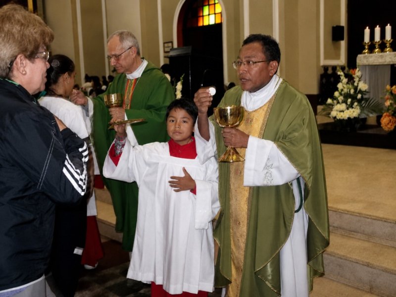 Acólito más joven de Chiclayo elegido por el Papa León XIV estudia Derecho gracias a una beca