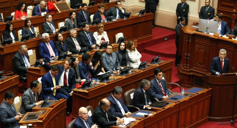Cámaras de Senadores y Diputados continúan debate tras presentación del premier Luis Galarreta