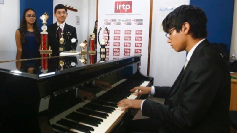 Estudiantes peruanos ganadores de un torneo internacional de música le cantan al papa León XIV