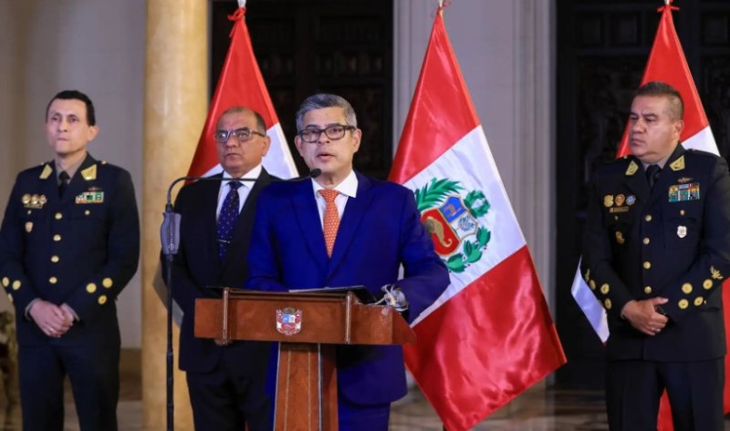 Luis Galarreta anuncia al general Fredy López Mendoza como el nuevo comandante general de la PNP