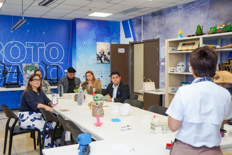 Viceministra del Minedu propone llevar al Perú el modelo de biblioteca 24/7 de El Salvador