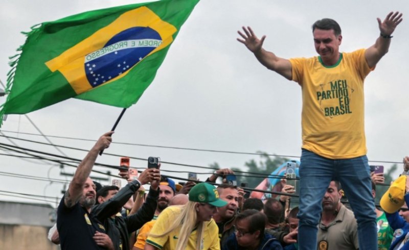 Elecciones en Brasil: la derecha de Flávio Bolsonaro se hace fuerte en las regiones