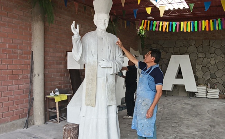 Chiclayo: artista lambayecano crea escultura del papa León XIV de 2.50 metros de altura
