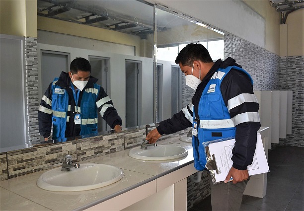 Más de 300 mil escolares en riesgo por corte del agua potable en colegios del país
