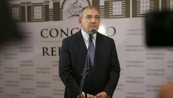 José Cevasco renuncia al cargo de Oficial Mayor del Congreso tras escándalo por compras millonarias