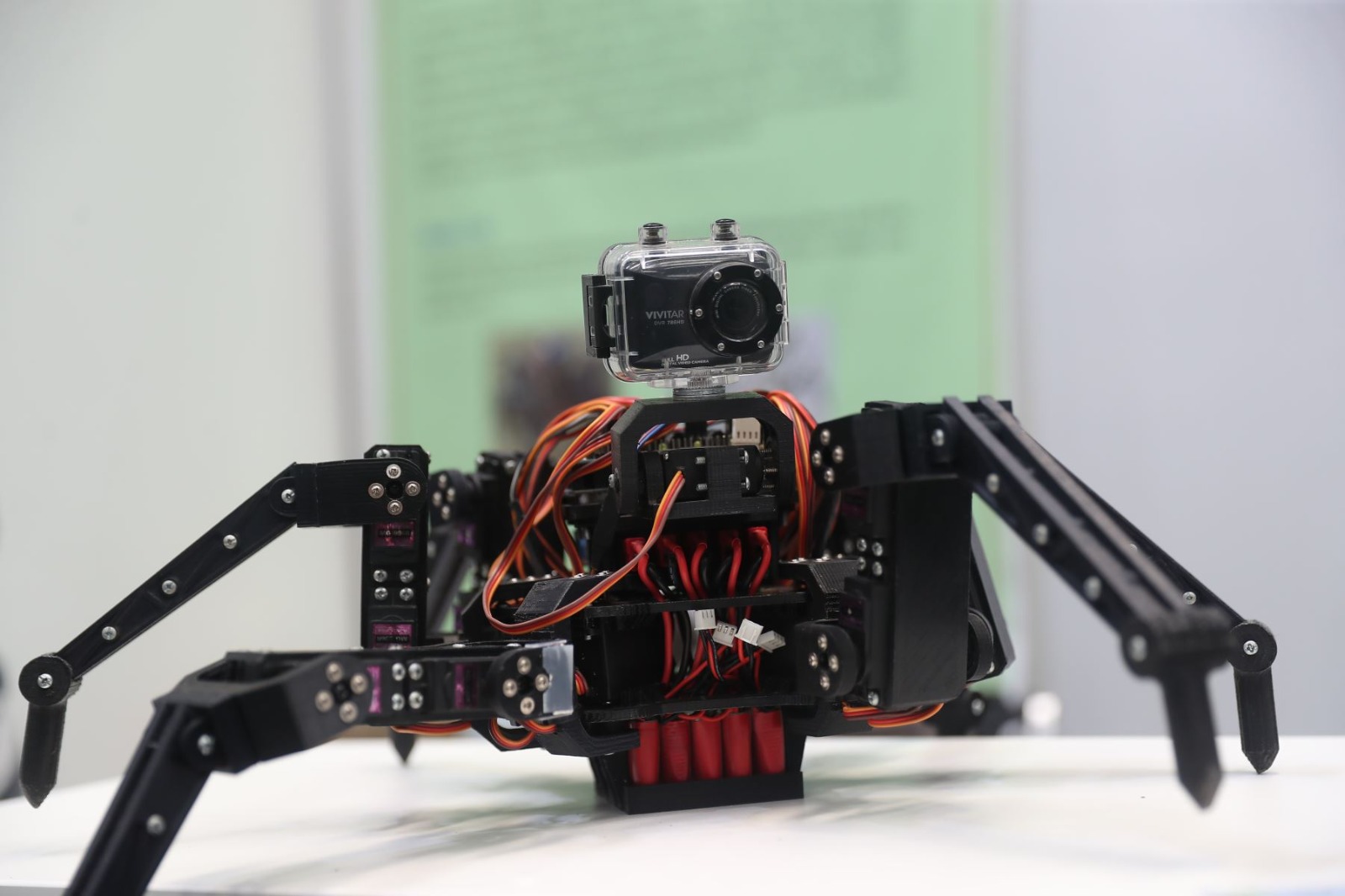 Ingenieros de la UNI crean robot hexápodo que explora terrenos agrícolas