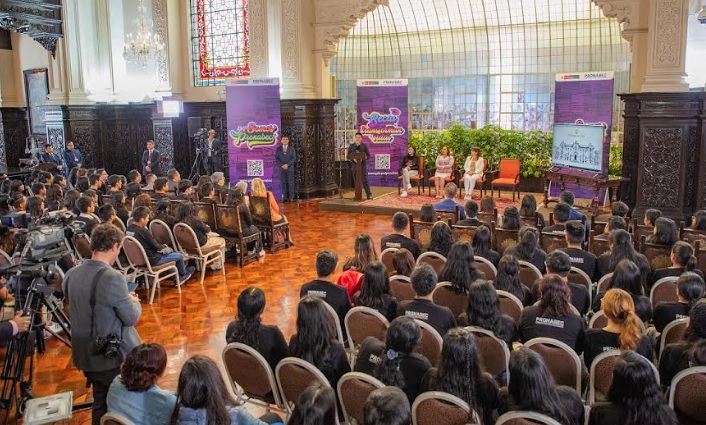 Entregarán 10 mil becas para que jóvenes destacados estudien sin costo una carrera