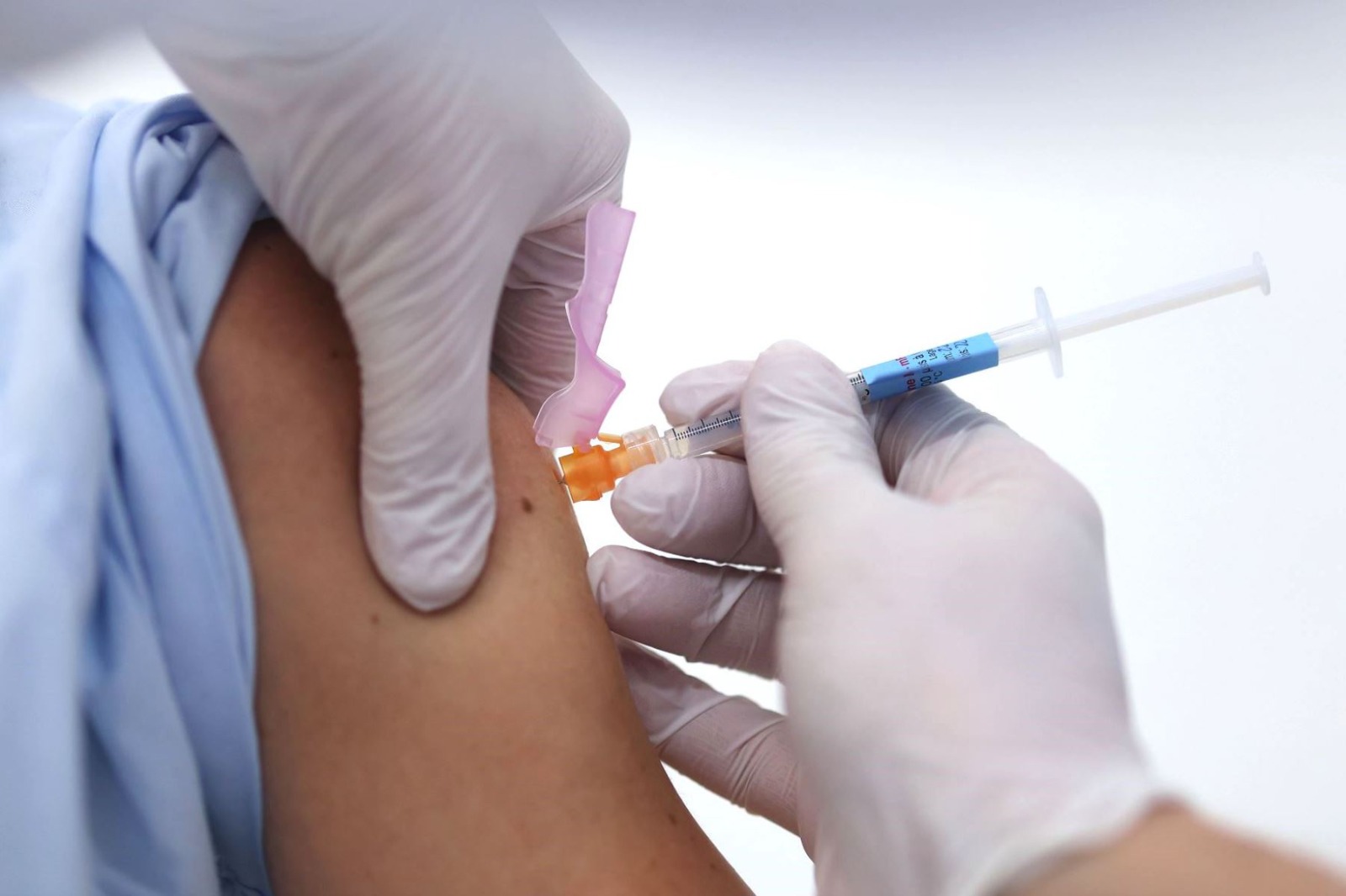 "El virus sigue con nosotros", dice la OMS al recomendar vacunarse contra la covid-19