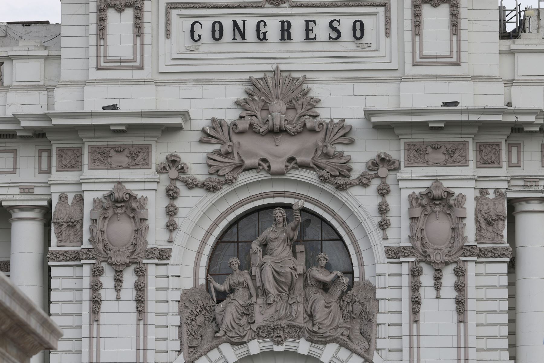 Congreso suspende viajes internacionales de parlamentarios por emergencia     