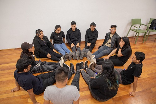 Becarios realizan obra de teatro inspirada en sus historias de perseverancia