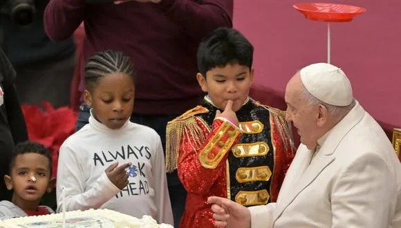 El papa Francisco celebra su 87 años con una fiesta circense y rodeado de niños