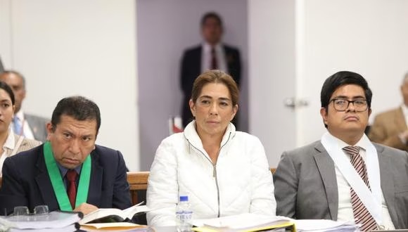 Sada Goray daba instrucciones vía chat a directores del Fondo Mi Vivienda