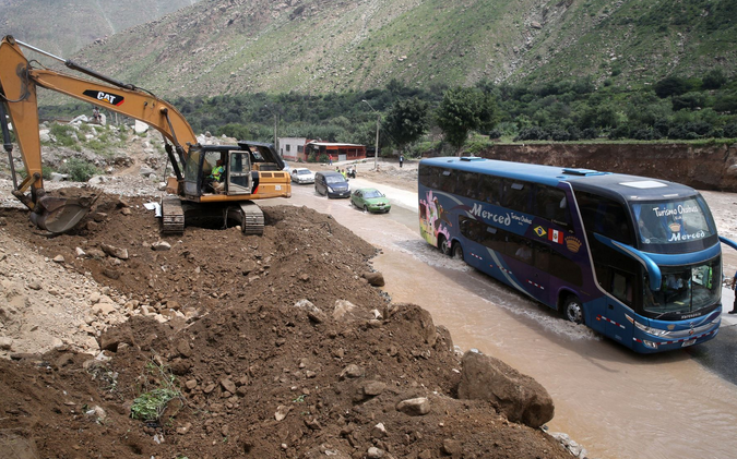Cuatro carreteras bloqueadas y 25 restringidas en varias regiones del país