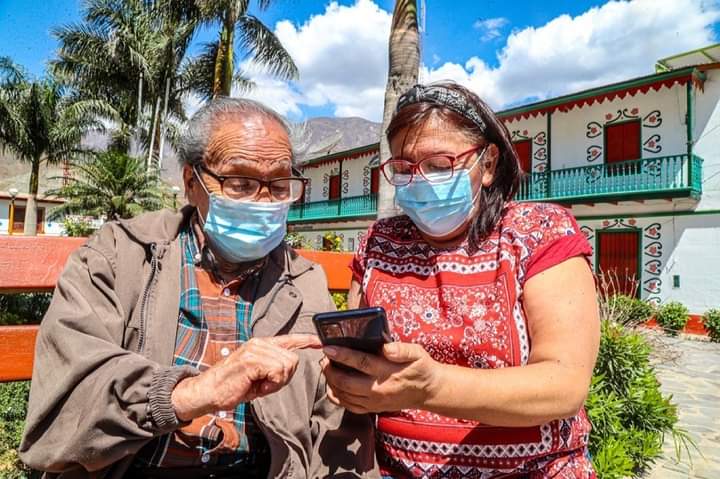 Pronatel firma contrato para implementar plazas con Internet gratuito en cuatro regiones del país