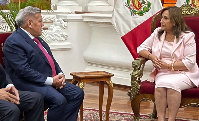 Acuña considera que el Ejecutivo y  gobiernos regionales y locales deben trabajar de la mano     