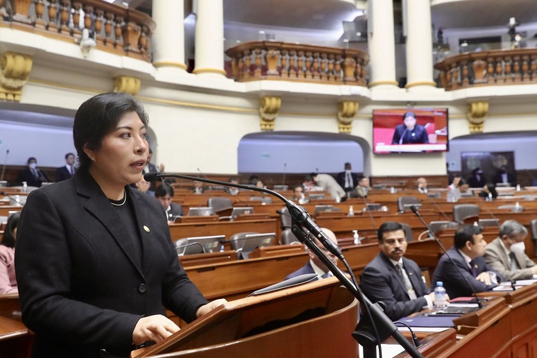 Congreso aprobó acusación constitucional y suspensión de Betssy Chavez