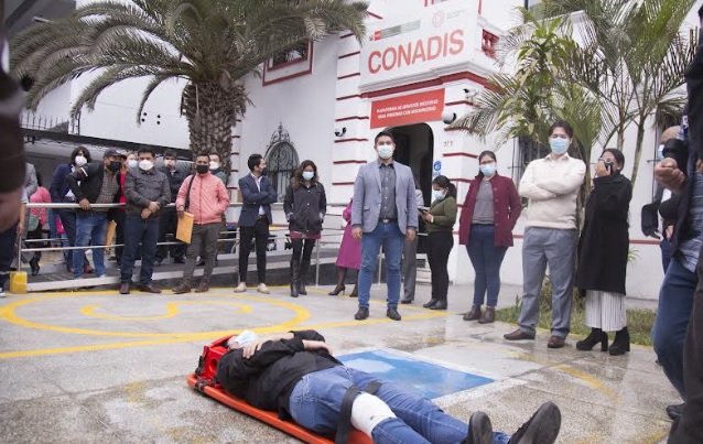 Sepa cómo brindar apoyo a una persona con discapacidad en emergencias o desastres naturales