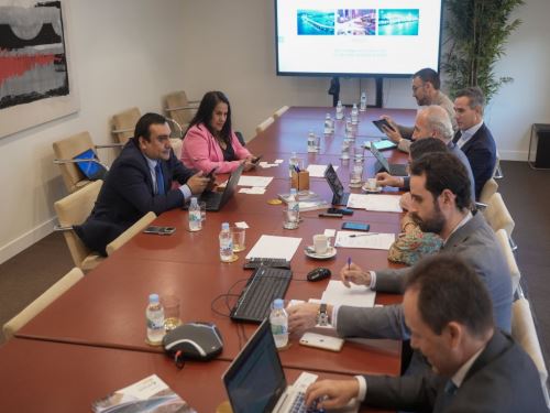 Inversionistas europeos interesados en proyectos de infraestructura social y transporte