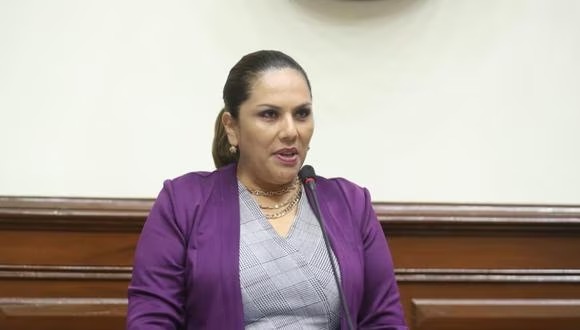 Digna Calle justifica licencias y dice que Consejo Directivo debió “advertir” falta ética