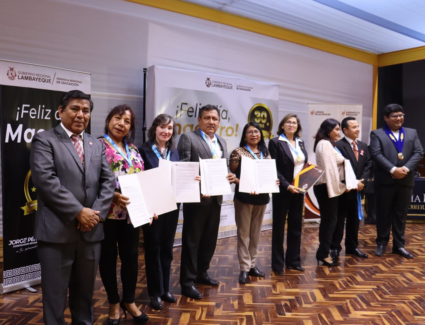 Reconoce labor de 200 docentes que cumplen 30 años de servicio en región Lambayeque 