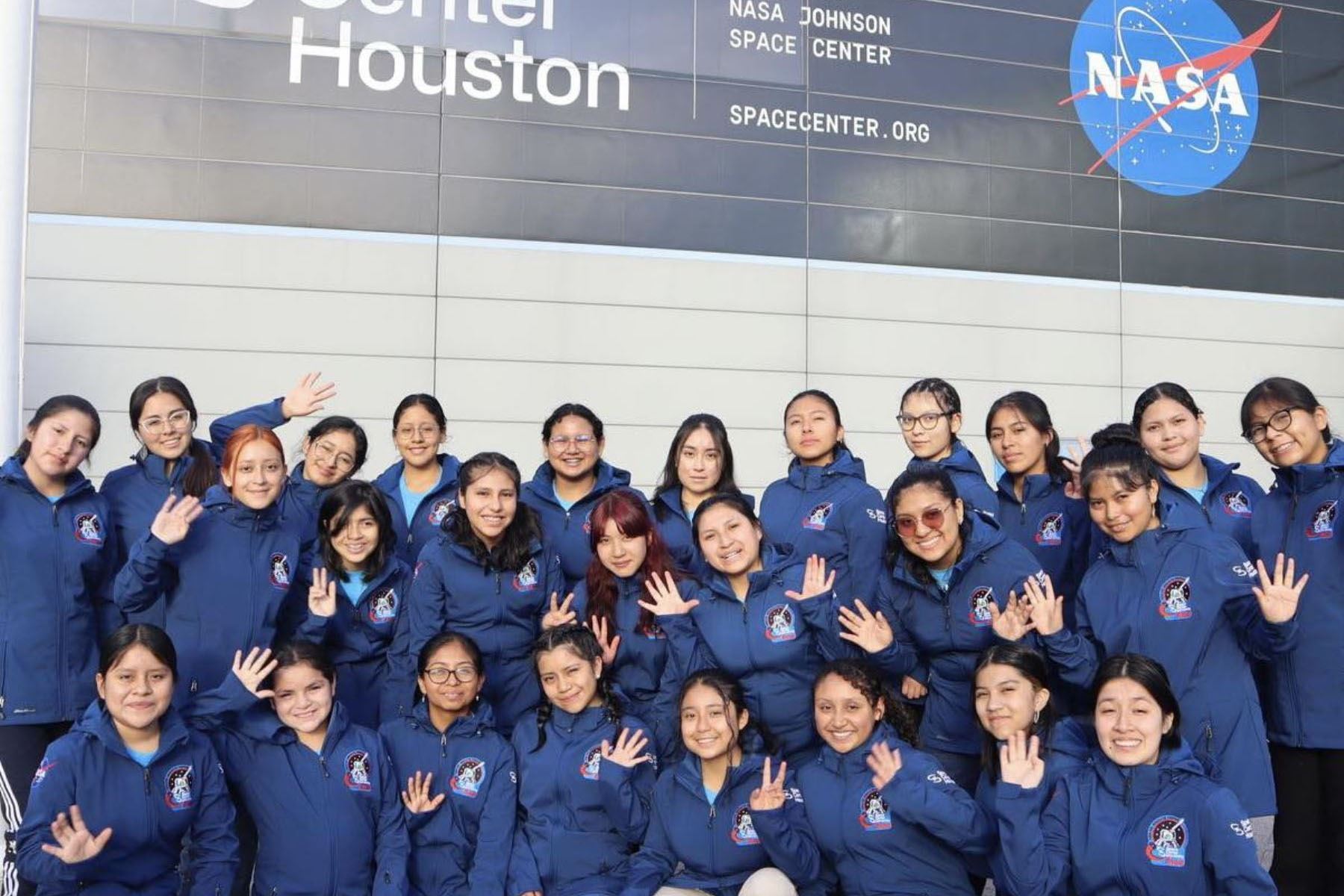 Niñas peruanas que viajaron a sede de NASA reciben ceremonia de reconocimiento en el Congreso