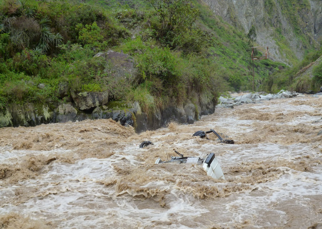 Seis muertos tras volcadura de combi en embalse del proyecto Olmos