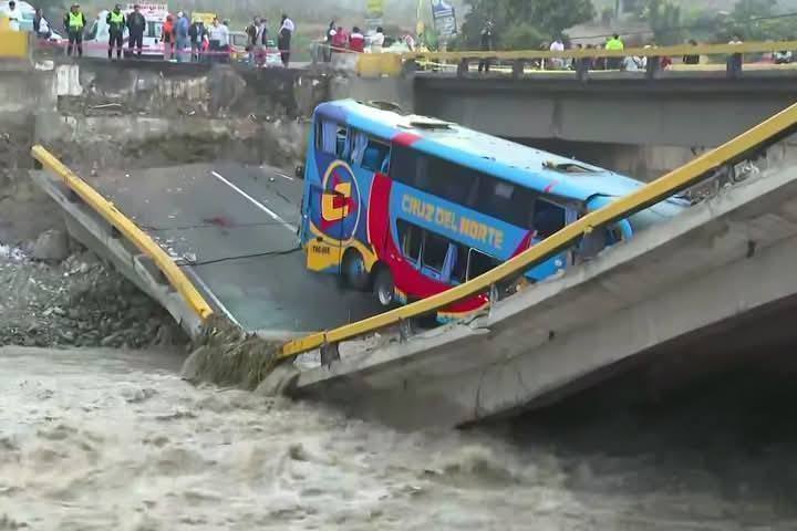 Bus que partió de Chimbote cae por colapso de puente en Chancay dejando dos muertos y 38 heridos