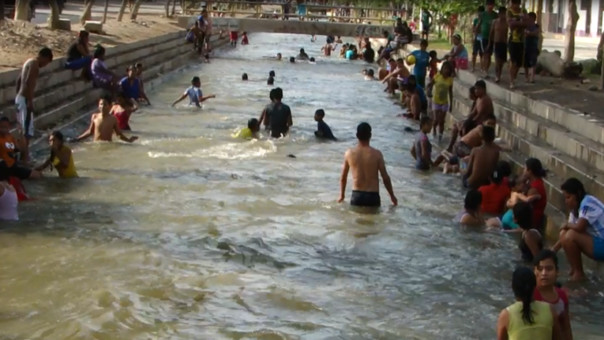 Bañistas llegan a acequia “El Pueblo” de Ferreñafe