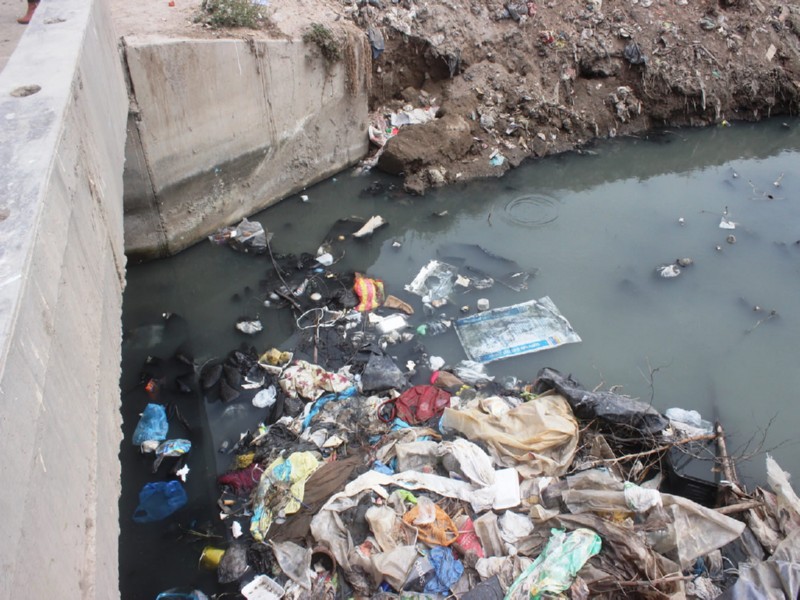 Notificarán a comisión de regantes por basurales en acequias de Chiclayo
