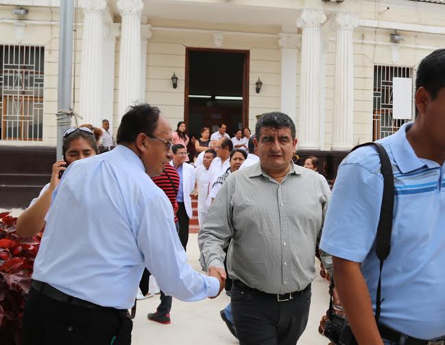 Trabajadores de Salud realizan protesta a Acuña Peralta en visita al hospital Las Mercedes