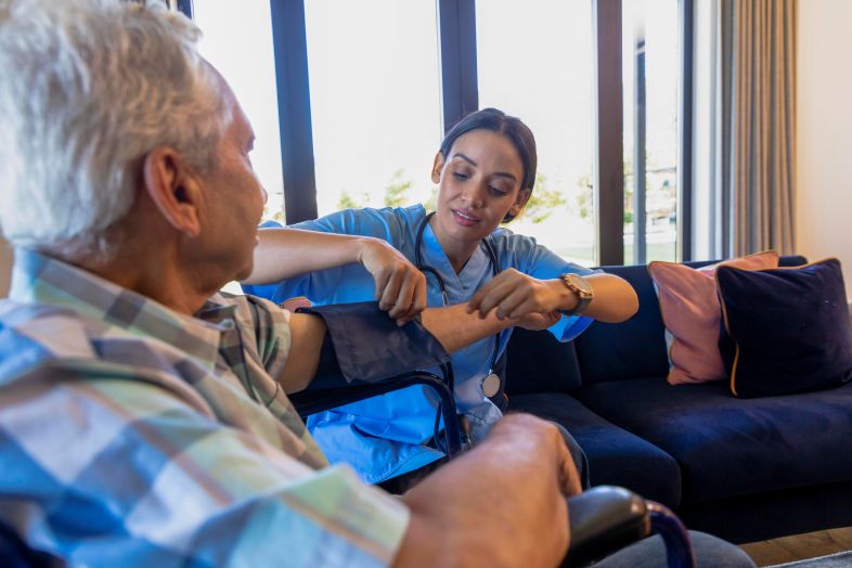 Inacal impulsa calidad en la atención médica domiciliaria para adultos mayores