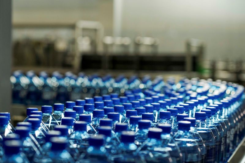 Establecen estándares de calidad para el agua mineral envasada de consumo humano