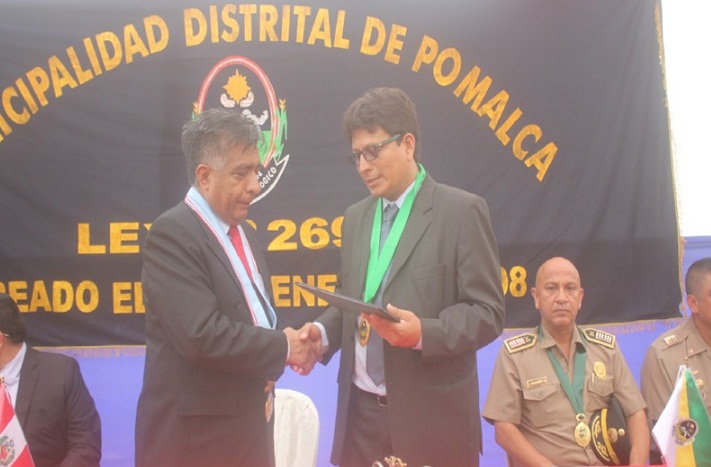 Distinguen con la medalla de la ciudad de Pomalca a alcalde David Cornejo