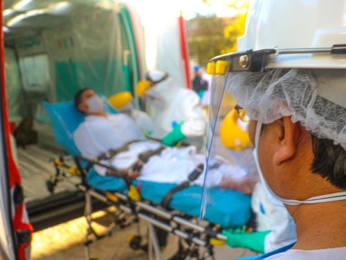 ¿Por qué las personas vacunadas contra el covid-19 podrían terminar en UCI?