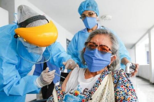 Este fin de semana se inicia vacunación contra el covid-19  bajo esquema territorial en regiones