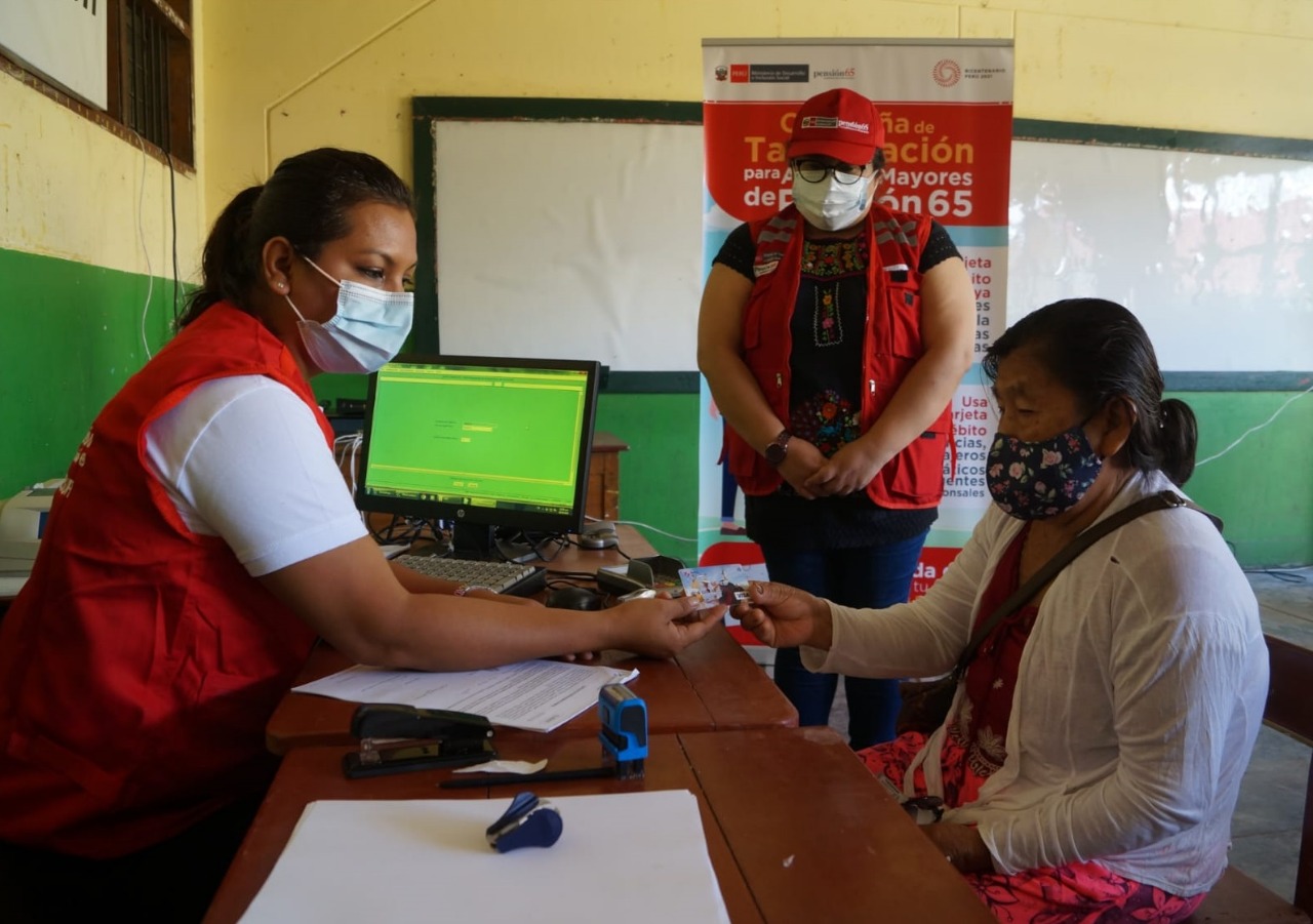 Pensión 65 inicia entrega de tarjetas de débito a sus usuarios