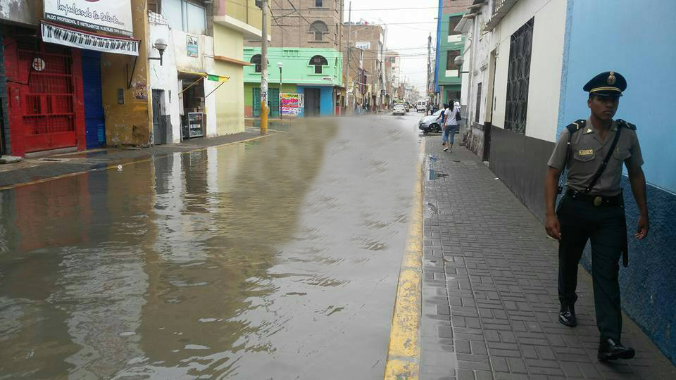 Nueva ruptura de tubería matriz causa aniego en céntrica calle de Chiclayo