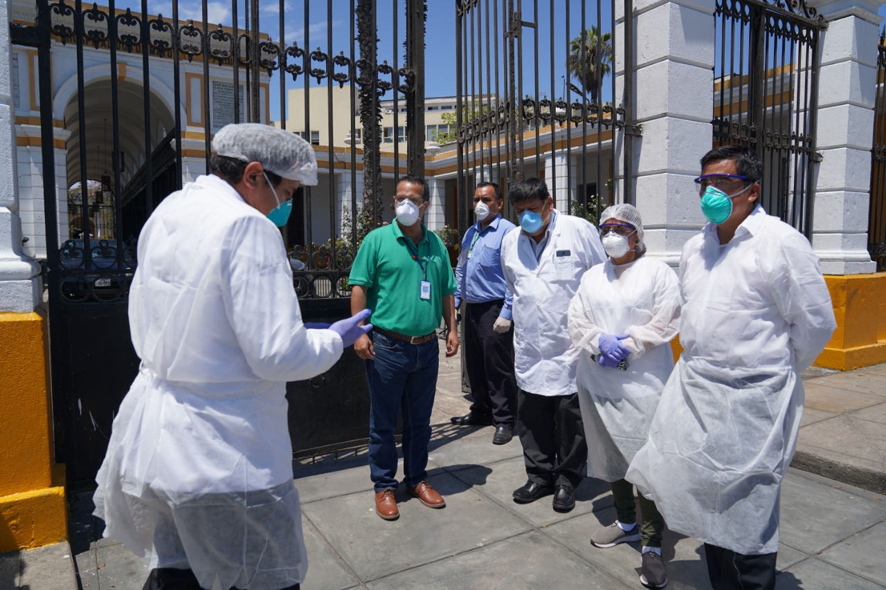 Acuña dona kits de protección para personal médico que atiende casos de coronavirus