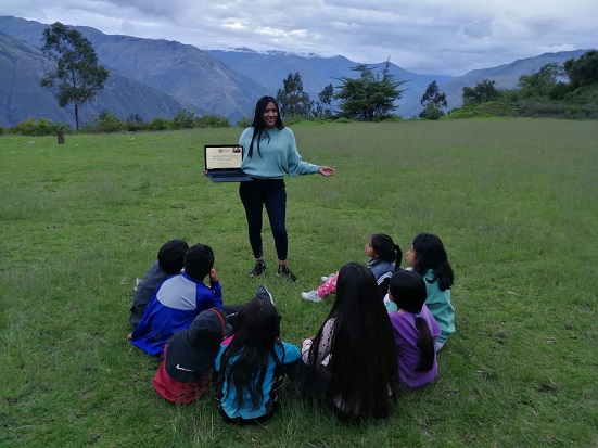 Joven talento difunde el quechua a través de charlas de orientación vocacional 