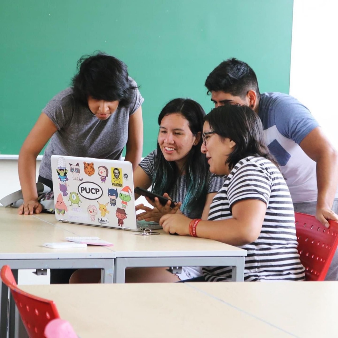 Estudiante de Educación que ya promueve el hábito de lectura en los niños y padres 