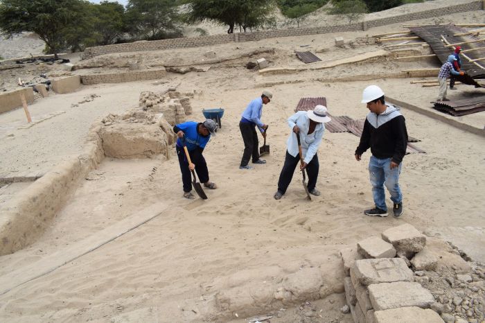 Lambayeque:Ministerio de Cultura realiza labores de protección arqueológica en Huaca Los Frisos 