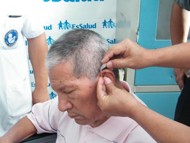  Hospital Naylamp entregó 100 audífonos digitales a pacientes con discapacidad auditiva