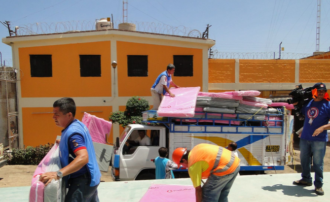 Llevan ayuda a internos afectados por incendio en penal de Chiclayo