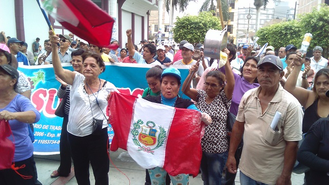 Azucareros de Tumán acusan de corrupta a jueza en protesta frente a la corte