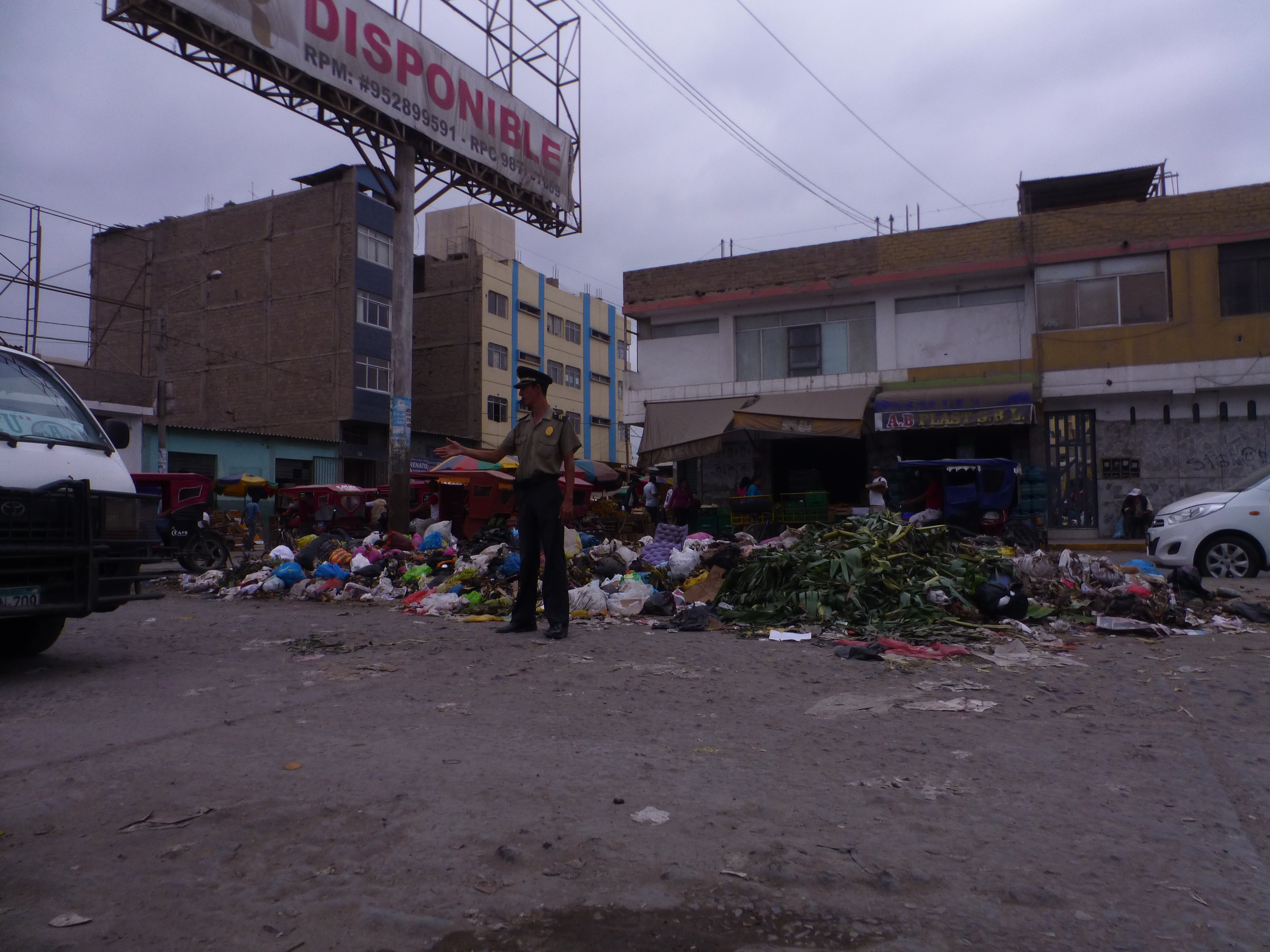 El 72% de pobladores leonardinos arroja basura  en las calles