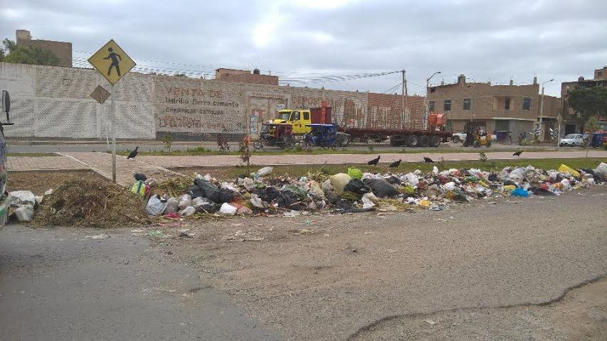 Fiscalía exhorta a alcalde de JLO a erradicar montículos de basura cerca de un colegio